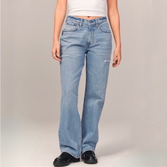Sold Abercrombie and Fitch Curve Love The 90s Relaxed High Rise Jeans - Picture 2 of 12